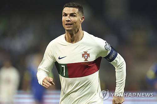 3월 A매치 일정이 시작됐지만 아르헨티나 축구대표팀 주장이자 레전드 리오넬 메시는 왼쪽 허벅지에 햄스트링 부상을 입어 대표팀에 합류하지 않았다. 아르헨티나는 이번 3월 A매치 기간 중 엘살바도르와 코스타리카와 2연전을 가진다. 메시 라이벌인 크리스티아누 호날두는 포르투갈 축구대표팀으로부터 휴가를 받아 스웨덴전만 결장하고 슬로베니아전 때 대표팀에 복귀해 경기에 나설 예정이다. 연합뉴스
