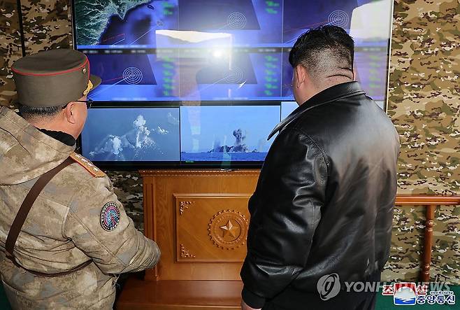 북한 김정은, 초대형방사포 사격훈련 지도 (평양 조선중앙통신=연합뉴스) 김정은 북한 국무위원장이 지난 18일 서부지구 포병부대 초대형방사포 사격훈련을 지도했다고 조선중앙통신이 19일 보도했다. 2024.3.19 
    [국내에서만 사용가능. 재배포 금지. For Use Only in the Republic of Korea. No Redistribution] nkphoto@yna.co.kr