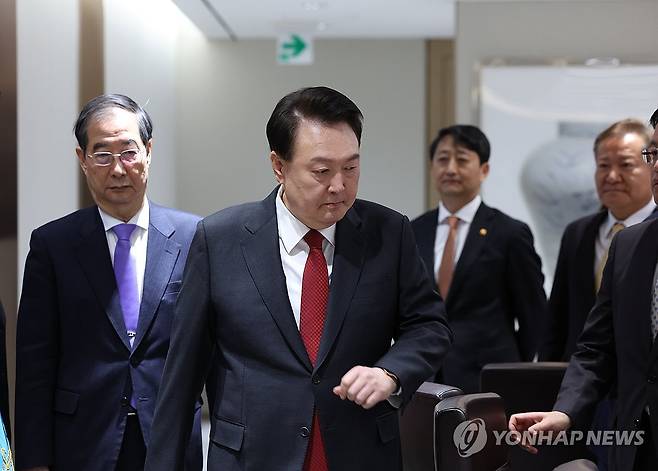 국무회의 입장하는 윤석열 대통령 (서울=연합뉴스) 진성철 기자 = 윤석열 대통령이 19일 서울 용산 대통령실 청사에서 열린 국무회의에 입장하고 있다.  2024.3.19 zjin@yna.co.kr