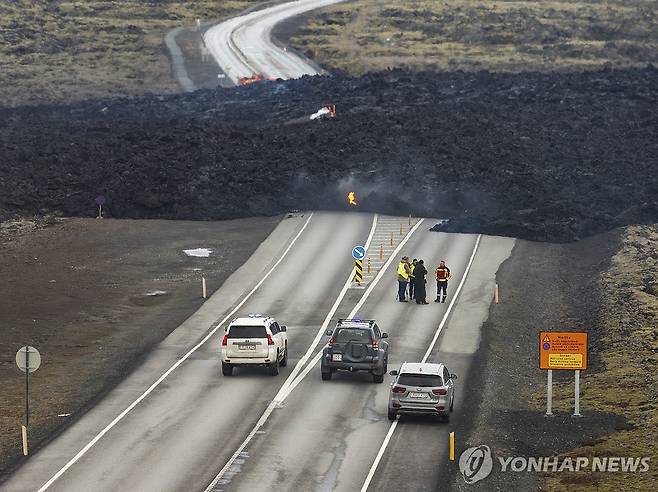 굳은 용암에 가로막힌 도로 [AP 연합뉴스 자료사진 재판매 및 DB 금지]