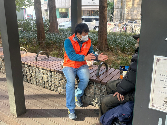 서울시 비전트레이닝센터 앞에서 거리 노숙인을 상대로 현장 상담을 진행하고 있다. 〈사진=서울시〉