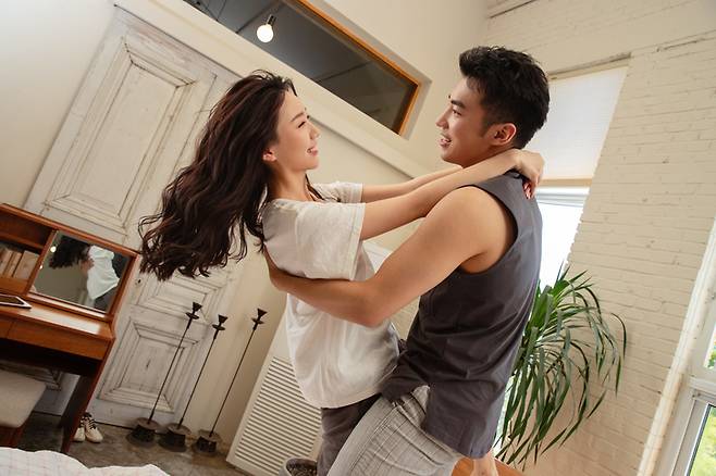 머리카락이 긴 여성이 성생활이 더 활발하다는 국내 연구진의 연구결과가 발표됐다. [사진=게티이미지뱅크]