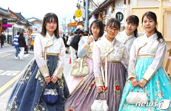 대구경북영어마을 한국형 영어체험 학습에 참여한 일본 대학생들이 지난 17일 경주 황리단길에서 한복을 차려입고 기념촬영을 하고 있다.  (영진전문대 제공)