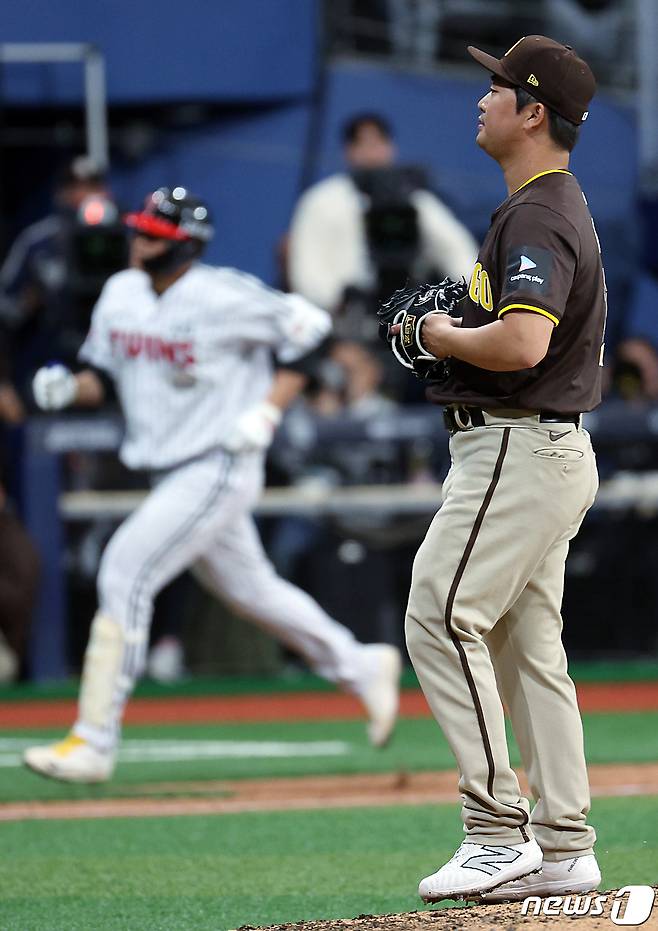 18일 서울 고척스카이돔에서 미국프로야구(MLB) 공식 개막시리즈를 앞두고 열린 LG 트윈스와 샌디에이고 파드리스의 스페셜 경기에서 9회말 샌디에이고 고우석이 LG 이재원에게 투런 홈런을 맞고 있다. 2024.3.18/뉴스1 ⓒ News1 박정호 기자