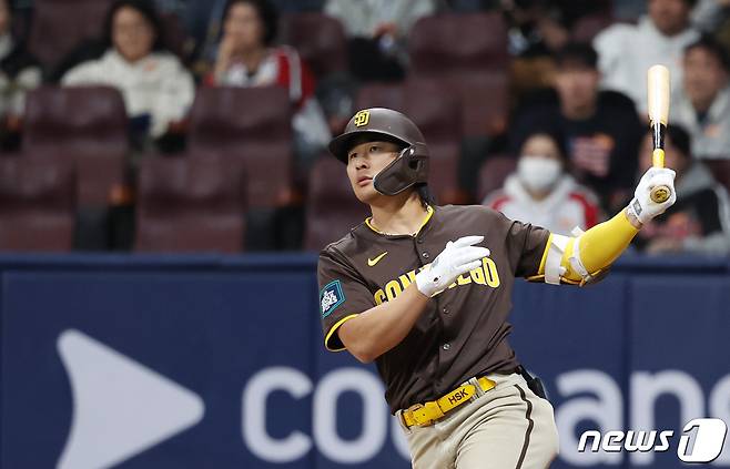 샌디에이고 김하성이 18일 서울 고척스카이돔에서 미국프로야구(MLB) 공식 개막시리즈를 앞두고 열린 LG 트윈스와 샌디에이고 파드리스의 스페셜 경기 6회초 1사 1루 상황에서 투런포를 날리고 있다. (공동취재) 2024.3.18/뉴스1 ⓒ News1 박정호 기자