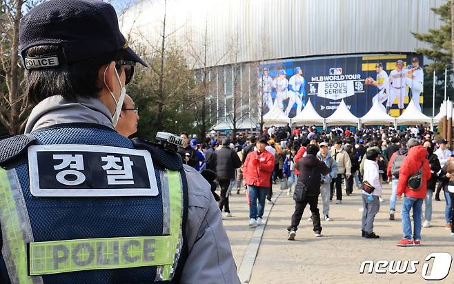 20일 서울 구로구 고척스카이돔에서 열리는 2024 미국 메이저리그(MLB) 월드투어 서울시리즈 개막전 샌디에이고 파드리스와 로스엔젤레스(LA) 다저스의 경기를 앞두고 경찰이 배치돼있다. 이번 경기는 한국에서 열리는 최초의 메이저리그 공식 경기다. 2024.3.20/뉴스1 ⓒ News1 김진환 기자