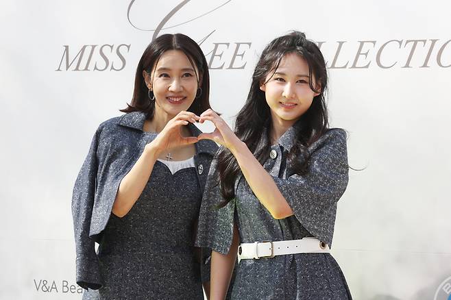 배우 오현경이 딸과 함께 패션쇼를 찾았다. 사진 | 연합뉴스