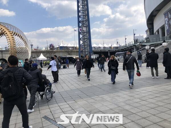 속속들이 팬들이 모이고 있는 20일 오후 2시 경 고척돔 앞 모습. 고척=사진┃이형주 기자