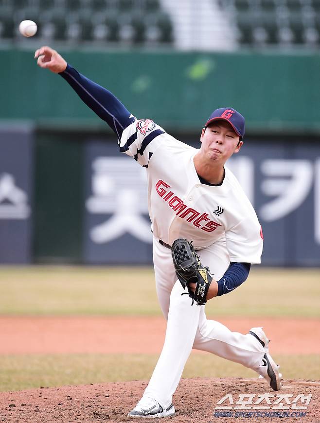 11일 부산 사직야구장에서 KBO리그 시범경기 롯데와 두산의 경기가 열렸다. 힘차게 투구하고 있는 롯데 전미르. 부산=송정헌 기자songs@sportschosun.com/2024.03.11/