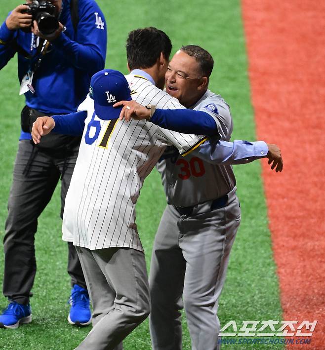 20일 오후 서울 고척스카이돔에서?'MLB 월드투어 서울 시리즈'?LA 다저스와 샌디에이고 파드리스의 개막 경기가 열렸다. 다저스와 샌디에이고에서 활약한 박찬호가 시구를 마치고 다저스 로버츠 감독과 포옹을 하고 있다. 고척=정재근 기자 cjg@sportschosun.com/2024.3.20/