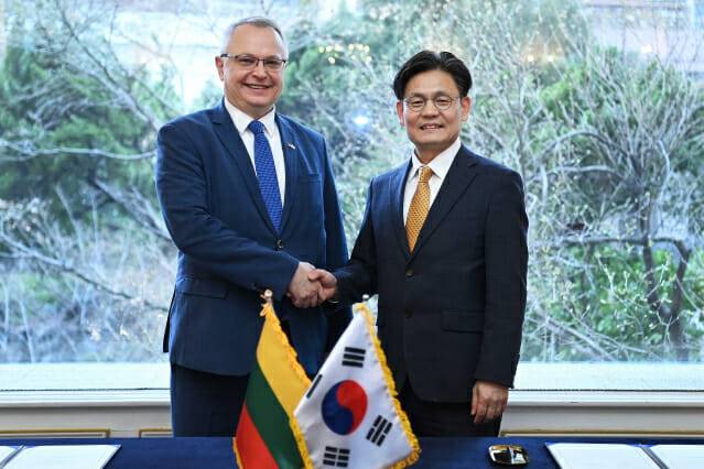 양병내 산업통상자원부 통상차관보(오른쪽)가 19일 서울 소공동 롯데호텔에서 에기디유스 메이루나스 리투아니아 외교부 차관과 악수를 나누고 있다.