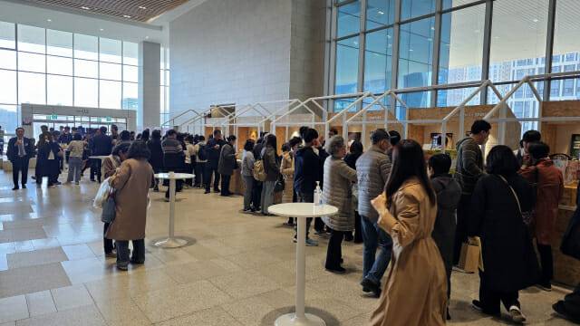 삼성전자 제55기 정기 주주총회에 참석한 주주들이 상생마켓을 찾는 모습(사진=장경윤 기자)