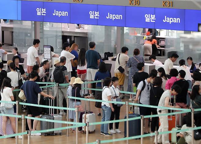 인천국제공항 제1여객터미널 출국장에서 일본행 여행객들이 출국 수속을 기다리고 있다. /뉴스1