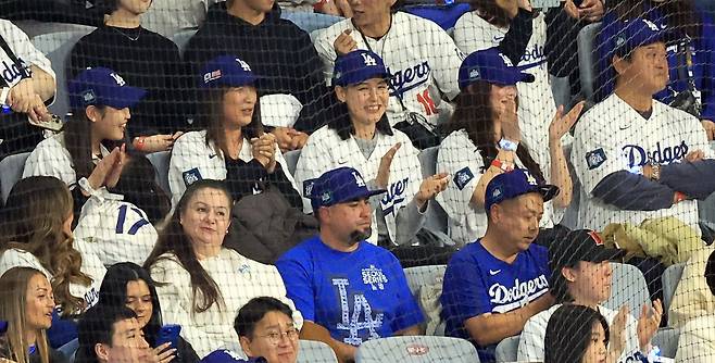 20일 서울 고척스카이돔에서 열린 2024년 미국프로야구 메이저리그(MLB) 정규시즌 개막전 로스앤젤레스 다저스와 샌디에이고 파드리스의 경기. 다저스 오타니 쇼헤이의 부인 다나카 마미코(가운데)와 가족들이 경기를 지켜보고 있다. /연합뉴스