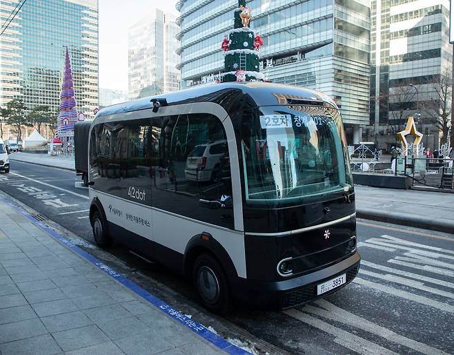 2022년 12월 29일 오전 서울 종로구 청계천 인근에서 포티투닷이 운영하는 자율주행차가 시민들을 태우고 운행하고 있다. /조선DB