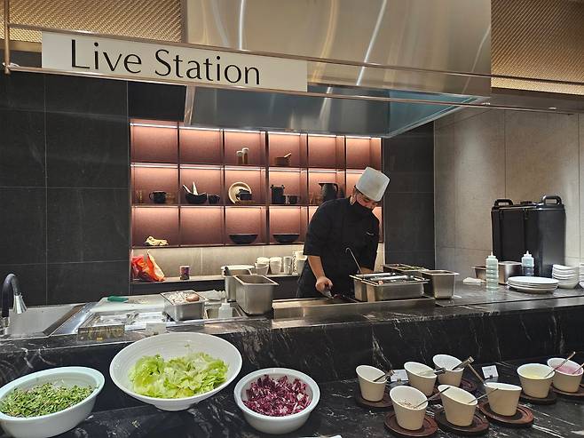 19일 오전 10시 브라이튼 여의도 아파트 3층 카페&라운지 라이브 스테이션에서 신세계푸드 직원이 입주민이 주문한 음식을 만들고 있다. /박지윤 기자