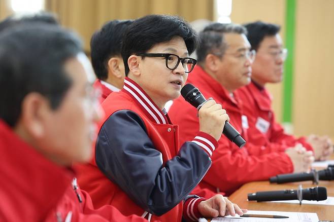 한동훈 국민의힘 비상대책위원장이 20일 오전 경기 안양시 안양남부새마을금고 본점에서 열린 현장 중앙선거대책위원회의에서 발언하고 있다. 2024.3.20/뉴스1