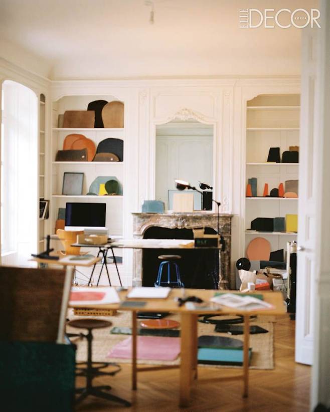 새로 이사한 아파트에 있는 드로잉 룸. 이곳에서 매일 오전은 드로잉을 하며 보낸다. 벽에는 다양한 세라믹 샘플이 진열돼 있다.