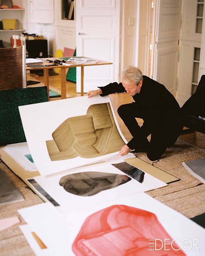 자신의 드로잉을 확인하고 있는 로낭. 먹색 드로잉 작업은 ‘Bas-Reliefs’(2023).