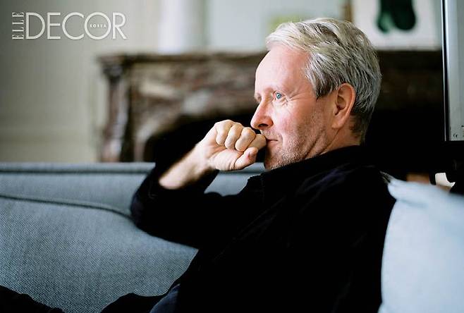 그의 아파트 거실에서, 로낭 부홀렉.