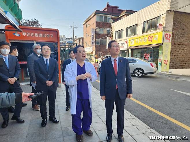 20일 오전 인천 서구 인천참사랑병원을 방문한 박성재 장관(왼쪽)과 병원에 대해 소개하는 천영훈 인천참사랑병원장./ 사진=김동규 기자