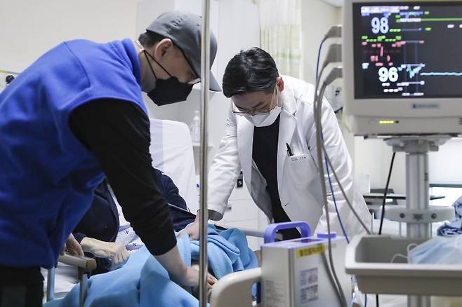 경기도 성남시 국군수도병원에서 소속 군의관이 민간인 환자를 진료하고 있다. 사진=국방부 제공