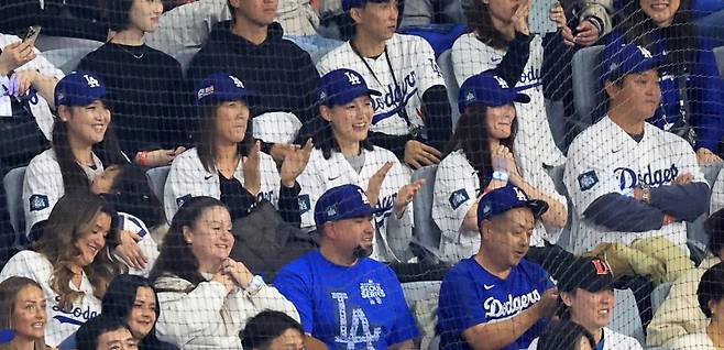 [서울=뉴시스] 정병혁 기자 = 20일 서울 고척스카이돔에서 열린 미국프로야구(MLB) 공식 개막전 LA 다저스 vs 샌디에이고 파드리스 1차전 경기, LA 오타니 쇼헤이의 아내 다나카 마미코가와 가족들이 유니폼을 입고 경기를 지켜보고 있다. (공동취재) 2024.03.20. photo@newsis.com <저작권자ⓒ 공감언론 뉴시스통신사. 무단전재-재배포 금지.> /사진=뉴시스화상