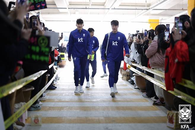 김민재(왼쪽)와 김영권(이상 남자 축구대표팀). 대한축구협회 제공