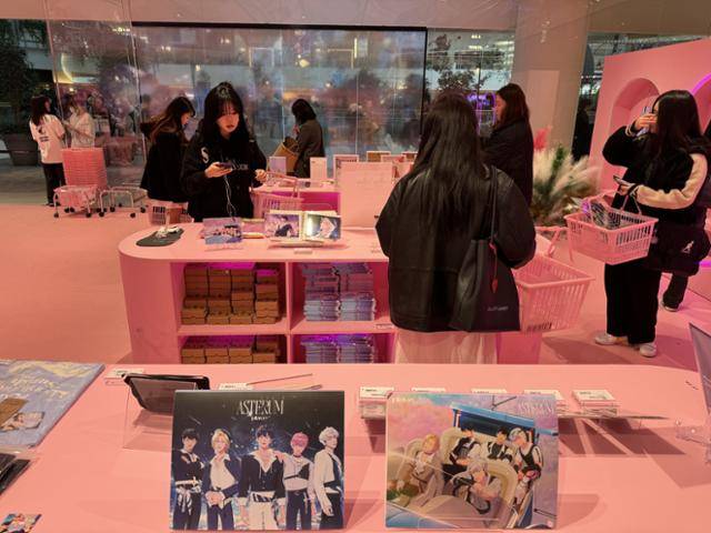 15일 서울 영등포구 더현대 서울에 마련된 가상 아이돌 그룹 플레이브 팝업스토어에서 팬들이 상품을 둘러보고 있다. 고경석 기자