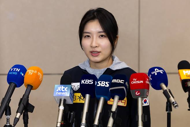 <yonhap photo-3644=""> 인터뷰하는 김길리 입국 (영종도=연합뉴스) 윤동진 기자 = 2024 국제빙상연맹(ISU) 쇼트트랙 세계선수권대회 여자 1,500ｍ 금메달과 여자 1,000ｍ 은메달을 딴 여자 대표팀 에이스 김길리(성남시청)가 19일 오후 인천국제공항 2터미널을 통해 입국한 후 취재진과 인터뷰를 하고 있다. 2024.3.19 mon@yna.co.kr/2024-03-19 18:25:35/ <저작권자 ⓒ 1980-2024 ㈜연합뉴스. 무단 전재 재배포 금지, AI 학습 및 활용 금지></yonhap>