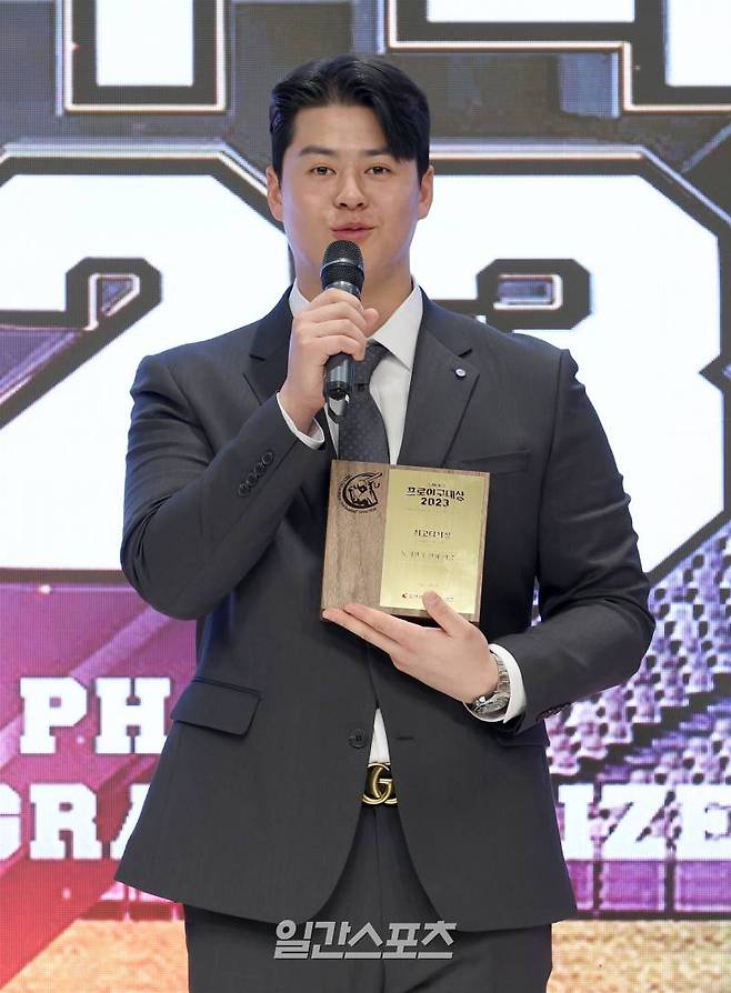 조아제약㈜과 일간스포츠가 공동 제정한 '2023 조아제약 프로야구 대상' 시상식이 지난해 12월 4일 오전 서울 강남구 엘리에나 호텔 임페리얼 홀에서 열렸다. 한화 노시환이 최고타자상을 수상하고 소감을 얘기 하고있다. 정시종 기자 capa@edaily.co.kr