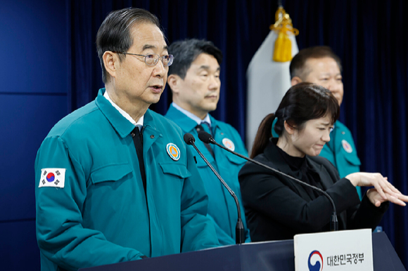 전국 의대가 있는 학교 40곳으로부터 정원 증원 신청을 받은 정부가 의대 정원 대학별 배정 결과를 20일 발표했다. 한덕수 국무총리가 20일 서울 종로구 정부서울청사에서 의료 개혁 관련 대국민담화를 하고 있다. [사진=뉴시스]