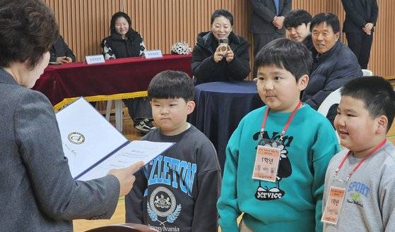 지난 4일 충남 보령시 오천면 원산도 광명초등학교에서 열린 입학식에서 1학년 신입생들이 교장 선생님의 인사말을 들으며 환하게 웃고 있다. [사진 광명초]
