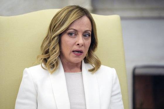 조르자 멜로니 이탈리안 총리가 지난 1일 미국 워싱턴DC 백악관 집무실에서 조 바이든 미국 대통령과 대화하고 있다. AP=연합뉴스