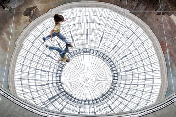 파리 부르드 드 코메르스-피노 컬렉션 한가운데 설치된 김수자 '호습'의 전시 전경. 전시장 바닥에 비춰진 유리 돔 천장이 보인다. [사진 부르스 드 코메르스]