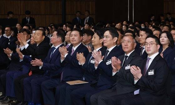 윤석열 대통령이 20일 서울 영등포구 63컨벤션센터에서 열린 제51회 상공의 날 기념식에 참석해 기업인들과 함께 박수치고 있다. 연합뉴스