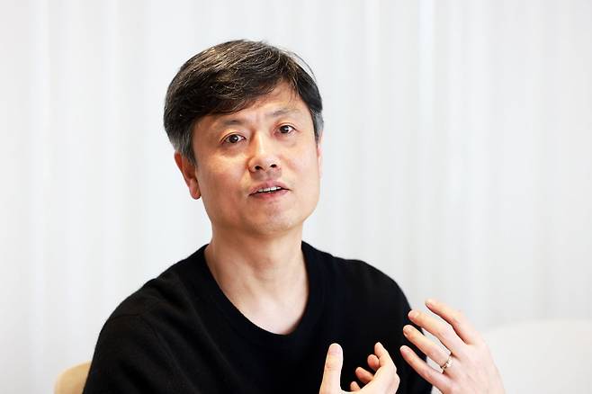 장병규 크래프톤 의장이 서울 강남구 역삼동에 있는 크래프톤 사무실에서 사업 전략과 방향에 대해 설명하고 있다. /크래프톤