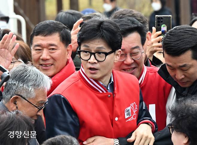 안양서 지지호소 한동훈 국민의힘 비대위원장이 20일 경기 안양시 초원어린이공원에서 시민들에게 총선 후보 지지를 호소하고 있다. 성동훈 기자 zenism@kyunghyang.com