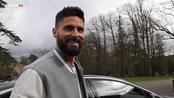 Olivier Giroud arrvies for French national team training ahead of friendlies against Germany and Chile. [ONE FOOTBALL]