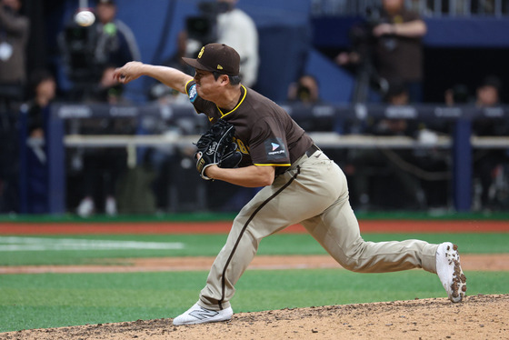 The San Diego Padres' Go Woo-suk pitches during the ninth inning of an exhibition game against the LG Twins at Gocheok Sky Dome in western Seoul on Monday. [NEWS1]