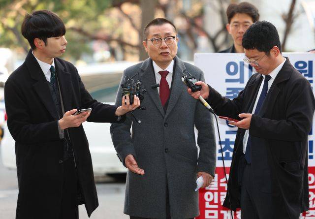 대한의사협회 비상대책위원회 박명하 조직강화위원장이 20일 오전 의료법 위반 등 혐의 관련 조사를 받기 위해 서울경찰청 공공범죄수사대로 들어서며 취재진 질문에 답하고 있다. 연합뉴스