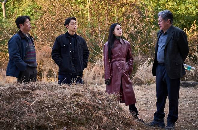 장재현 감독의 영화 '파묘'가 오는 23일과 24일 사이 오컬트 장르 최초 1000만 관객을 넘어설 것으로 관측된다. 사진제공=쇼박스