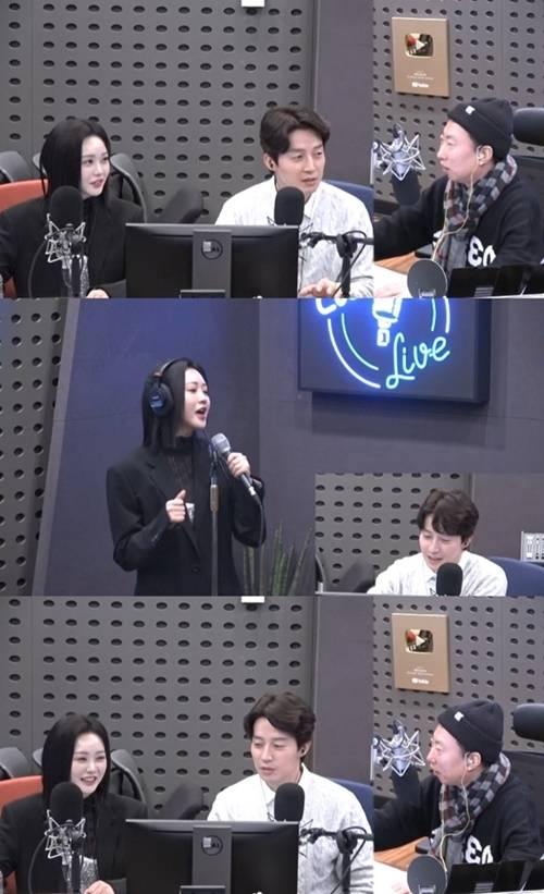 가수 홍지윤이 허경환과 있었던 에피소드를 공개했다. 사진=‘박명수의 라디오쇼’ 캡처