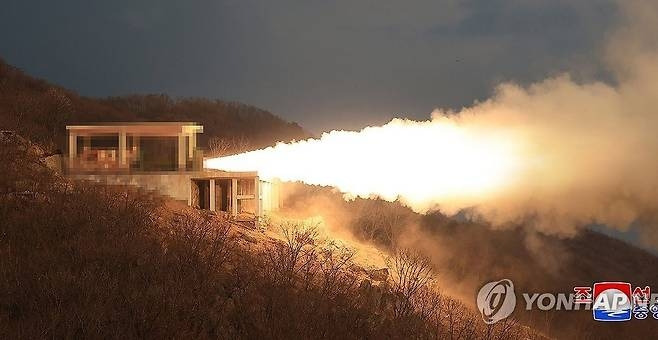 북한이 지난 19일 오전과 오후 서해위성발사장에서 신형 중장거리 극초음속 미사일용 다단계 고체연료엔진 지상분출 시험을 성공적으로 진행했다고 조선중앙통신이 20일 보도했다. [사진 = 연합뉴스]