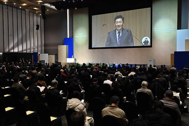 한종희 삼성전자 대표이사 부회장이 20일 경기 수원컨벤션센터에서 열린 제55기 삼성전자 정기주주총회에서 발언하고 있다.  연합뉴스