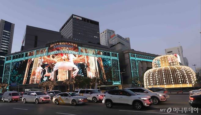 서울 중구 신세계백화점 본점이 지난해 연말을 맞아 건물 외벽에 대형 미디어월을 설치했다. /사진제공=뉴스1
