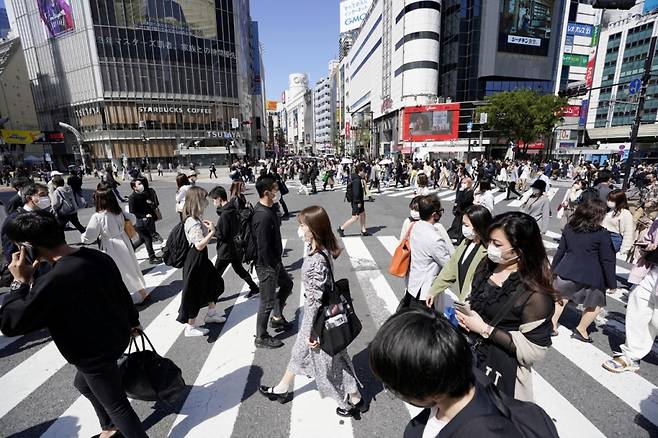 코로나 팬데믹이 한창이던 2021년 4월 일본 도쿄 시부야에서 행인들이 방역 마스크를 쓴 채 횡단보도를 건너는 모습./로이터=뉴스1