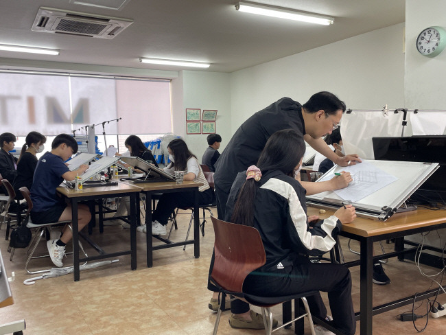 대구 달성군 종합사회복지관의 저소득가정 아동 교육지원 사업 ‘꿈 드림’에 참여한 학생들이 지난해 7월 진로 탐색 프로그램 일환으로 건축 인테리어 관련 기관을 방문해 설명을 듣고 있다. 초록우산 제공