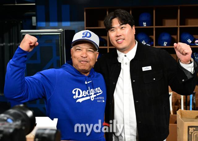 LA 다저스 데이브 로버츠 감독과 한화 이글스 류현진./고척 = 유진형 기자 zolong@mydaily.co.kr
