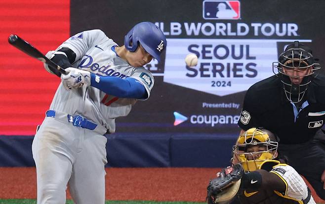 20일 오후 서울 고척스카이돔에서 미국프로야구(MLB) 공식 개막전 LA 다저스 대 샌디에이고 파드리스 1차전 경기. 8회초 1사 1,2루 때 LA 다저스 오타니 쇼헤이가 1타점 적시타를 치고 있다. [연합]